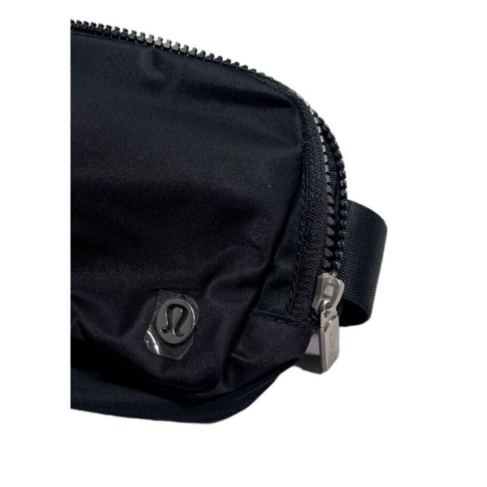 NWT Lululemon Everywhere waist bag & Fanny Pack Extended Strap Black - Picture 3 of 12